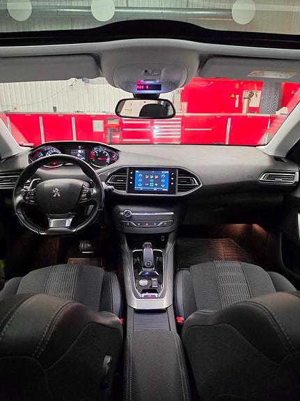 Peugeot 308 SW 15 of 24