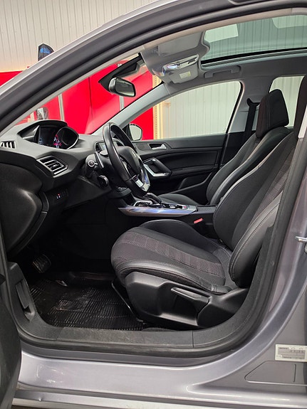 Peugeot 308 SW 10 of 24