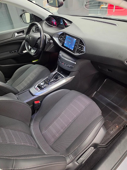 Peugeot 308 SW 20 of 24