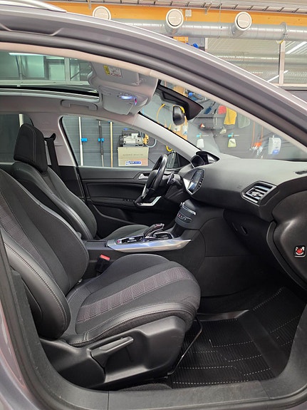 Peugeot 308 SW 19 of 24