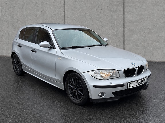 BMW 116i 2 of 5