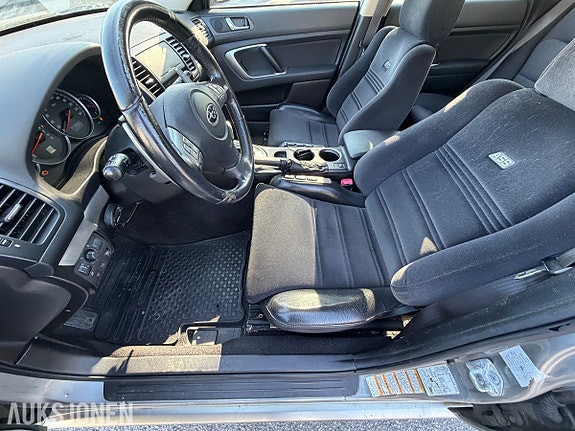 Subaru Legacy 21 of 30