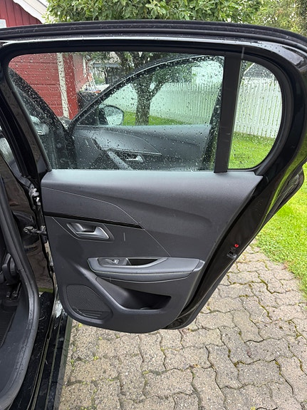 Peugeot 208 23 of 30