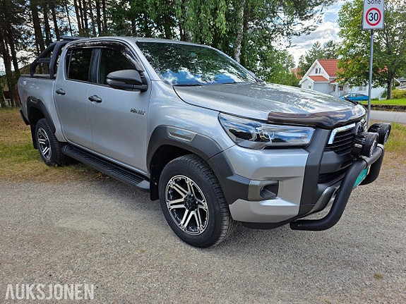 Toyota HiLux 2 of 5
