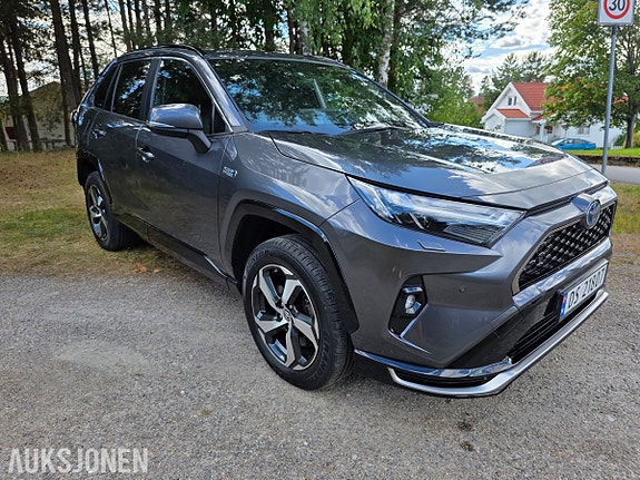 Toyota RAV4 Plug-in Hybrid 2 of 5