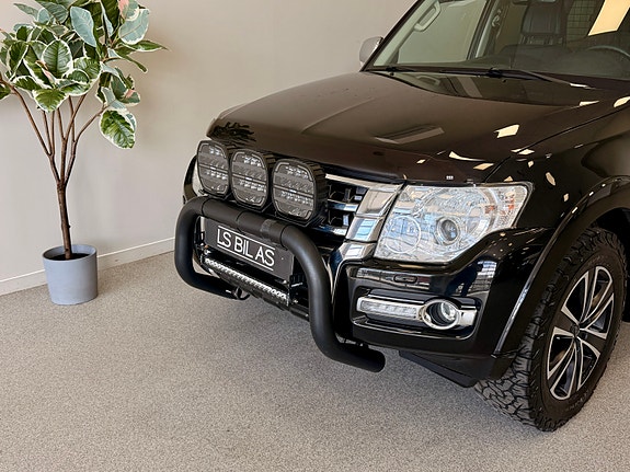 Mitsubishi Pajero 3 of 5