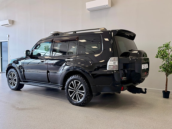 Mitsubishi Pajero 2 of 5