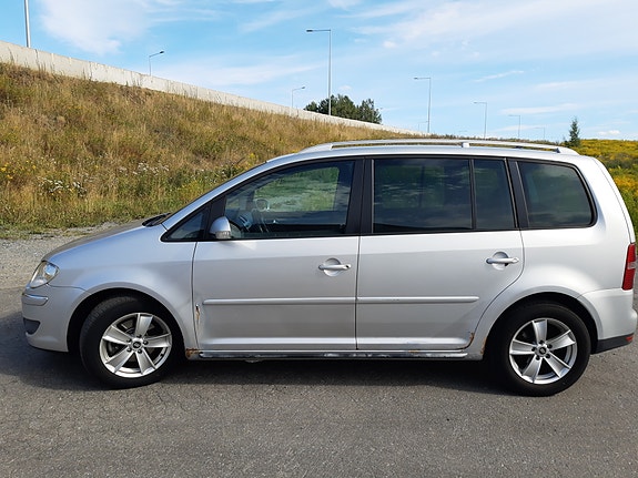 Volkswagen Touran 2 of 6