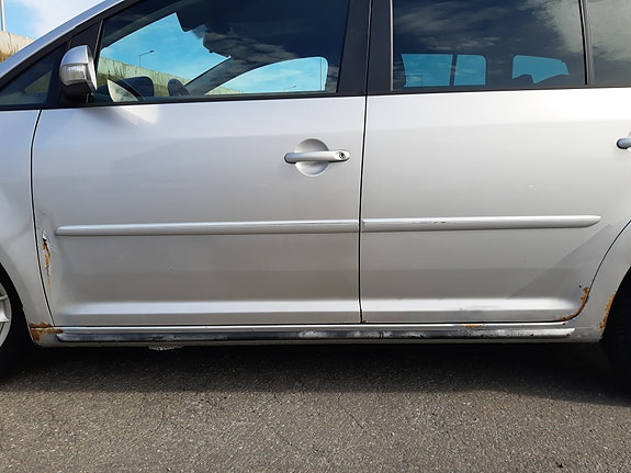 Volkswagen Touran 3 of 6