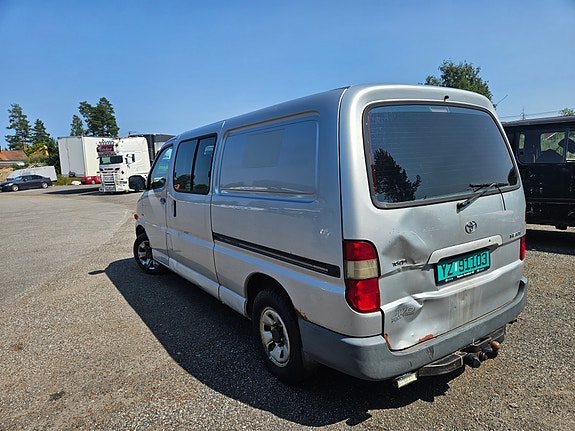 Toyota HiAce 9 of 23