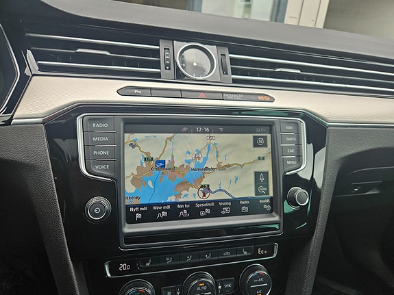 Volkswagen Passat 12 of 17