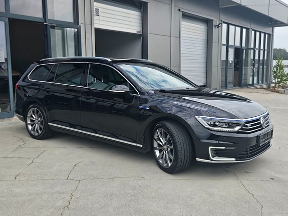 Volkswagen Passat 2 of 17