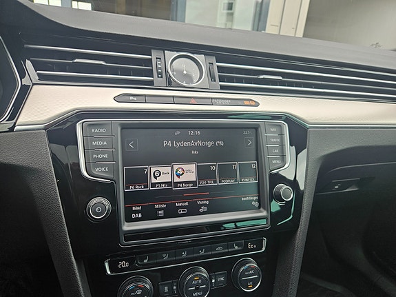 Volkswagen Passat 13 of 17
