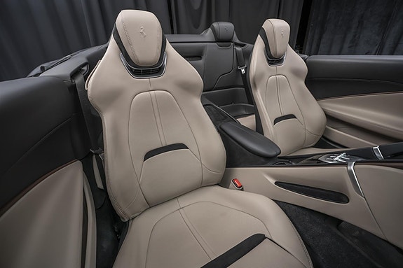 Ferrari Roma Spider 28 of 30