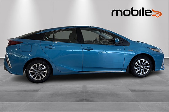Toyota Prius Plug-in Hybrid 3 of 5