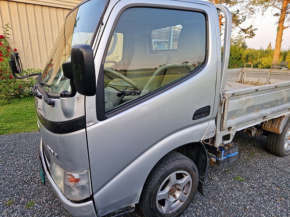 Toyota Dyna 100 2 of 5