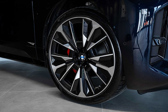 BMW iX 2 of 5