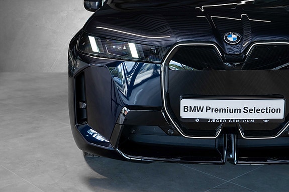 BMW iX 4 of 5