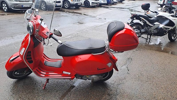 Vespa GTS 300 2 of 4