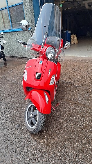Vespa GTS 300 3 of 4