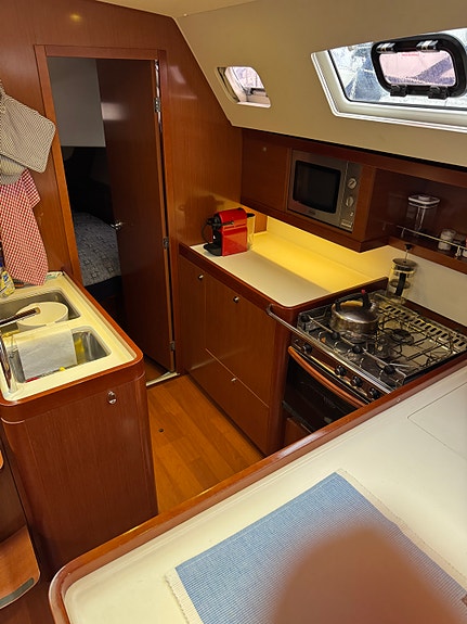 Beneteau Oceanis 50 - super seilbåt og hytte på vannet 10 of 15