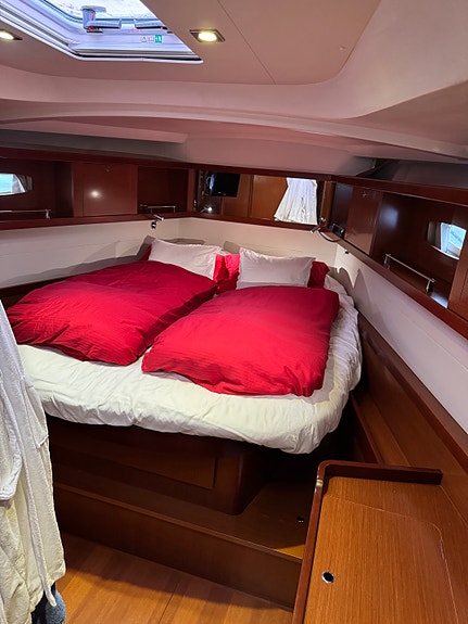 Beneteau Oceanis 50 - super seilbåt og hytte på vannet 12 of 15