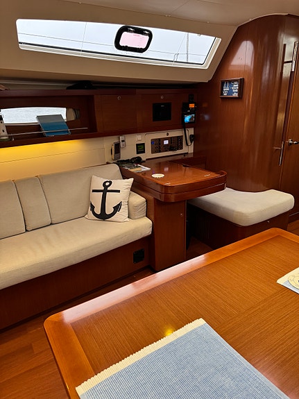 Beneteau Oceanis 50 - super seilbåt og hytte på vannet 11 of 15