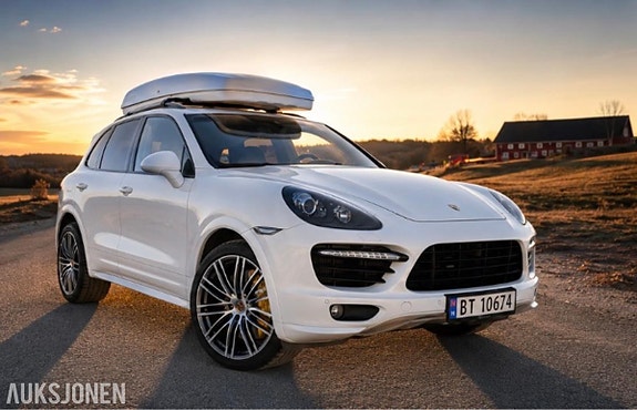 Porsche Cayenne 2 of 13