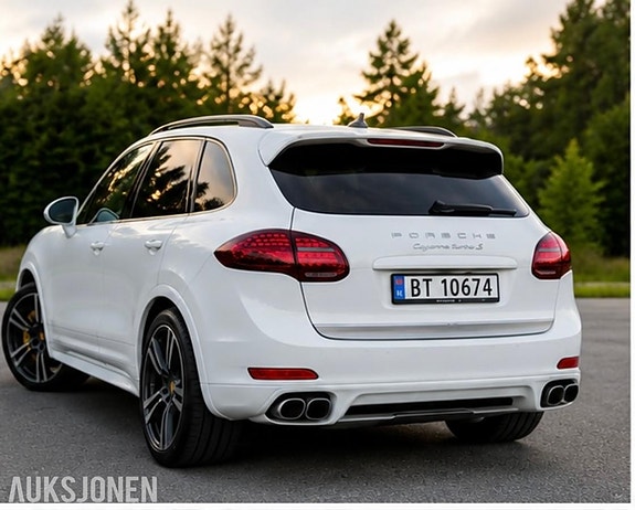 Porsche Cayenne 3 of 13