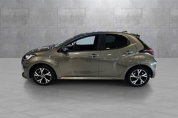 Toyota Yaris 2 of 18