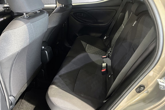 Toyota Yaris 14 of 18