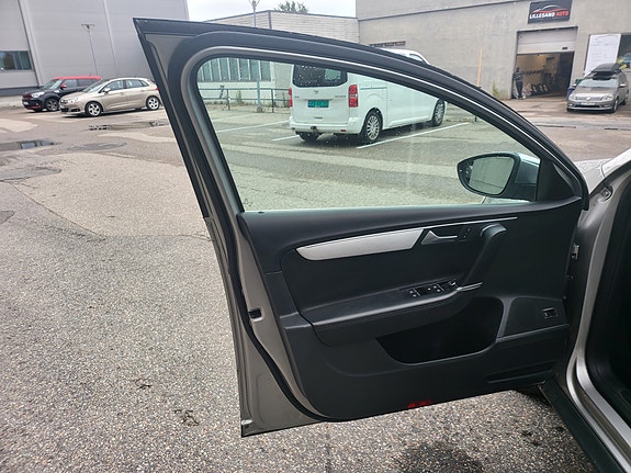 Volkswagen Passat 17 of 30