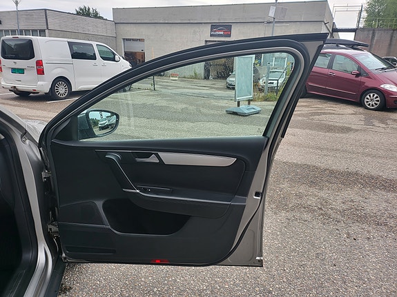 Volkswagen Passat 28 of 30