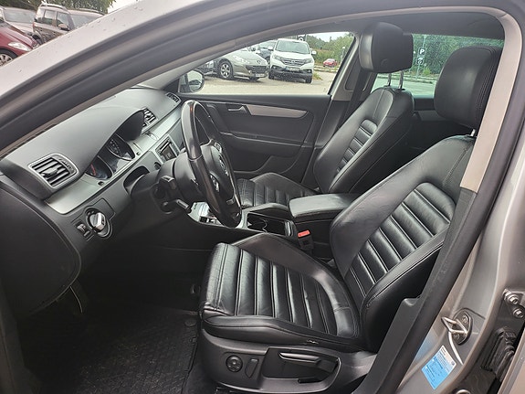 Volkswagen Passat 18 of 30