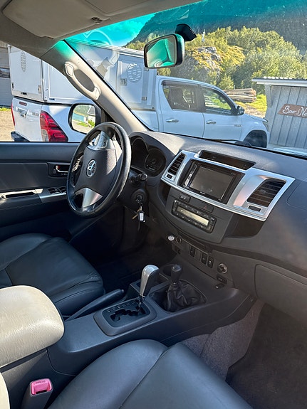 Toyota HiLux 9 of 16