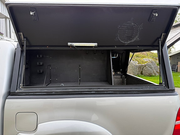 Toyota HiLux 11 of 16