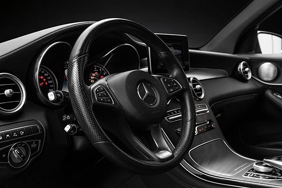 Mercedes-Benz GLC350 e 16 of 30