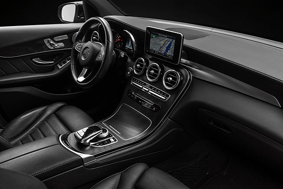 Mercedes-Benz GLC350 e 14 of 30