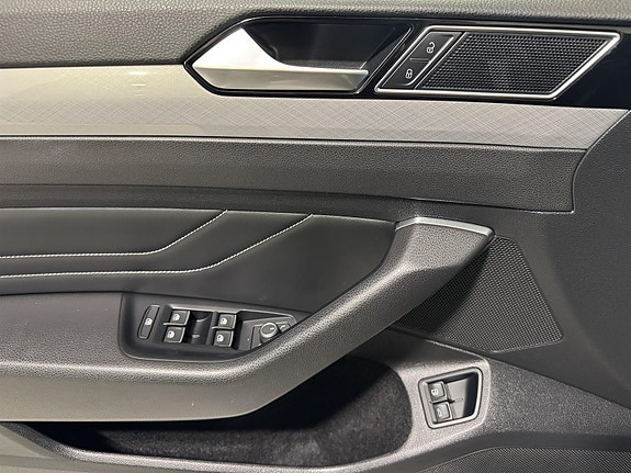 Volkswagen Passat 24 of 30