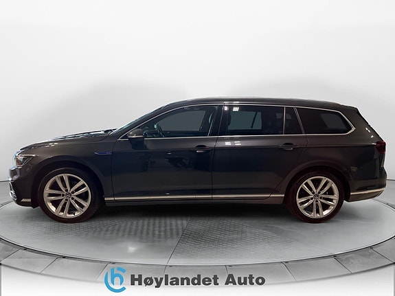 Volkswagen Passat 2 of 30