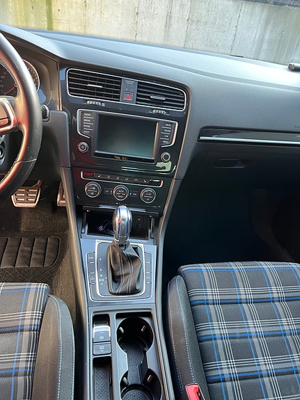 Volkswagen Golf VII 23 of 28