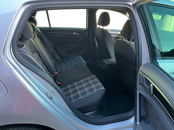 Volkswagen Golf VII 24 of 28