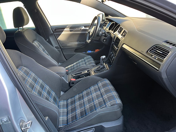 Volkswagen Golf VII 25 of 28