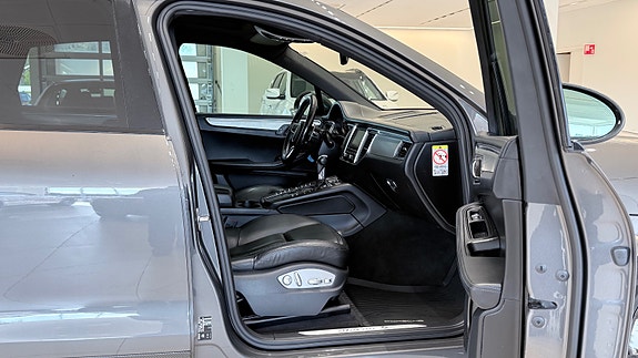 Porsche Macan S 17 of 30