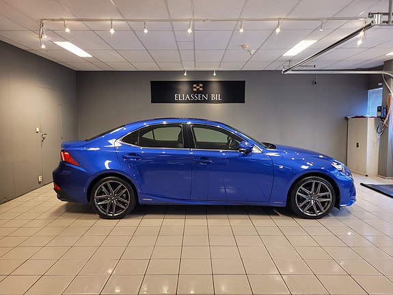 Lexus IS300h 4 of 5