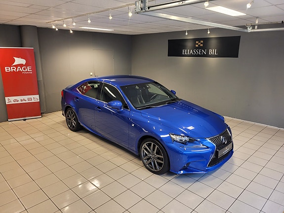 Lexus IS300h 2 of 5