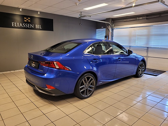 Lexus IS300h 5 of 5