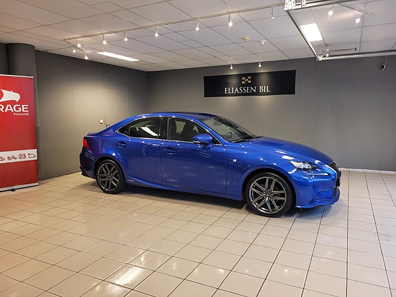 Lexus IS300h 3 of 5