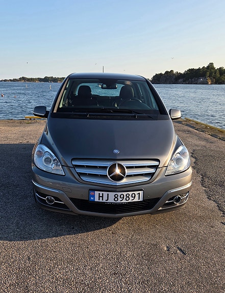 Mercedes-Benz B180 3 of 16