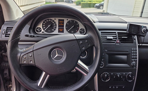 Mercedes-Benz B180 9 of 16